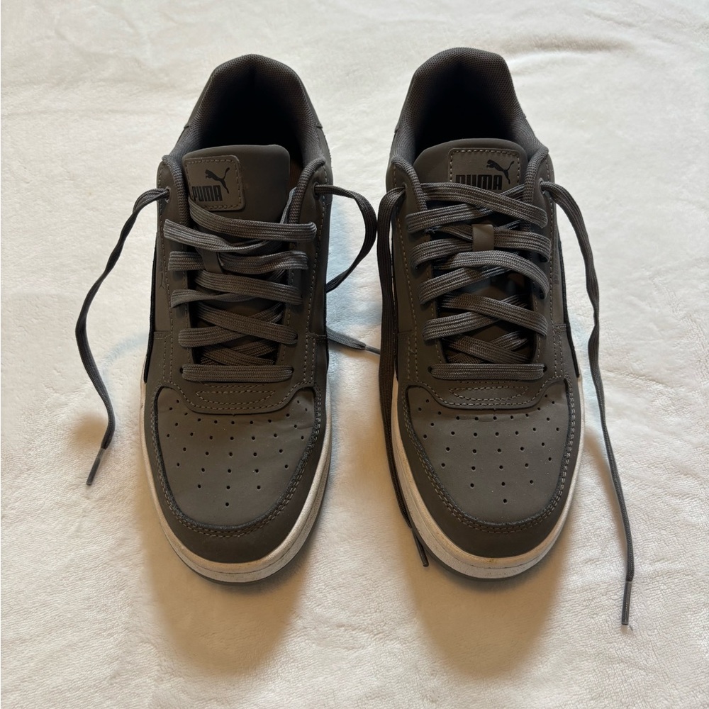 Puma Gray Sneakers with Classic Low-Top Design
